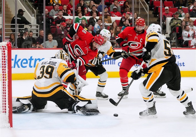 Les Hurricanes de la Caroline ont remporté leur huitième victoire consécutive cette saison